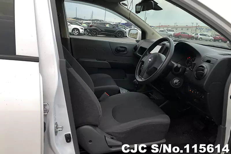 Nissan AD Van in White for Sale Image 10