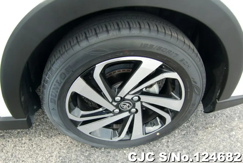 Toyota Raize in White for Sale Image 19