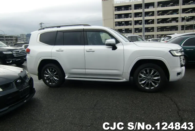 Toyota Land Cruiser in White for Sale Image 6