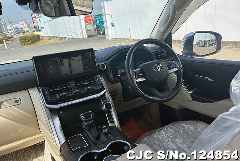 Toyota Land Cruiser in White for Sale Image 10