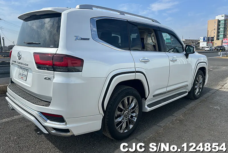 Toyota Land Cruiser in White for Sale Image 2