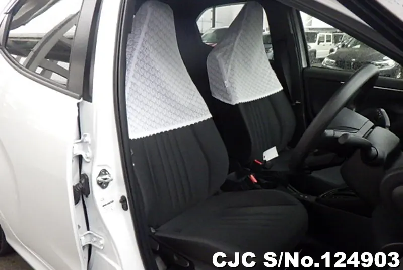 Toyota Yaris in White for Sale Image 10