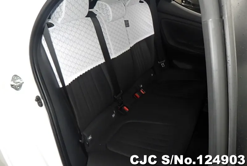 Toyota Yaris in White for Sale Image 12