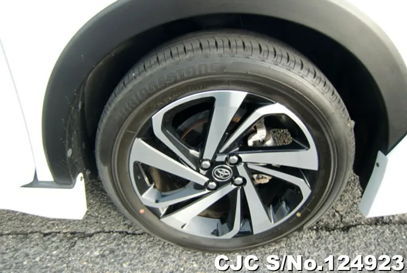 Toyota Raize in White for Sale Image 18