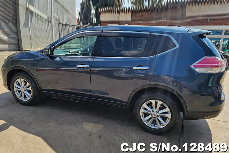 Nissan X-Trail in Gray for Sale Image 3