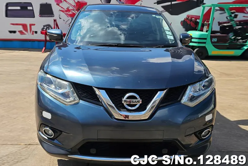 Nissan X-Trail in Gray for Sale Image 1