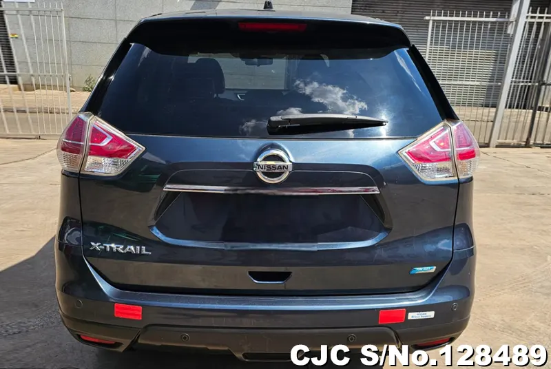 Nissan X-Trail in Gray for Sale Image 2