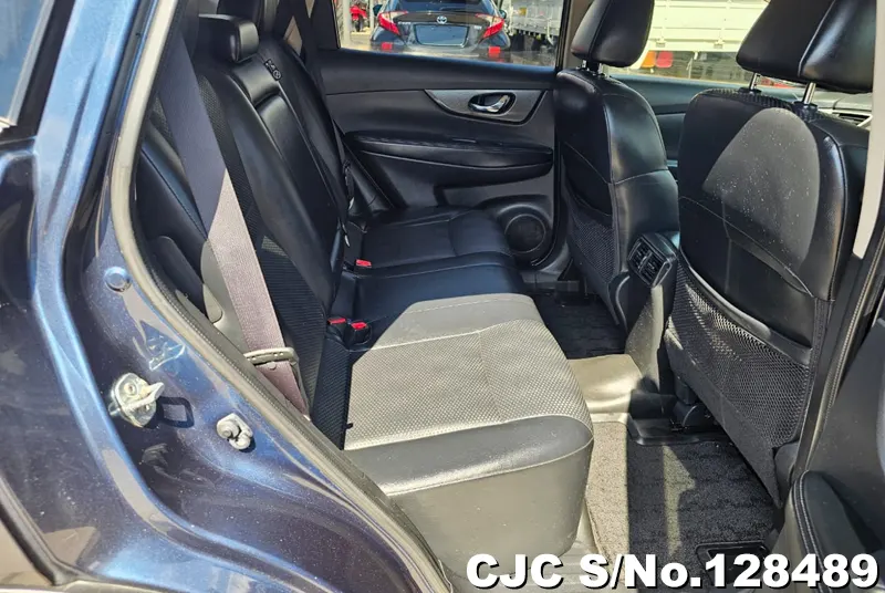 Nissan X-Trail in Gray for Sale Image 7