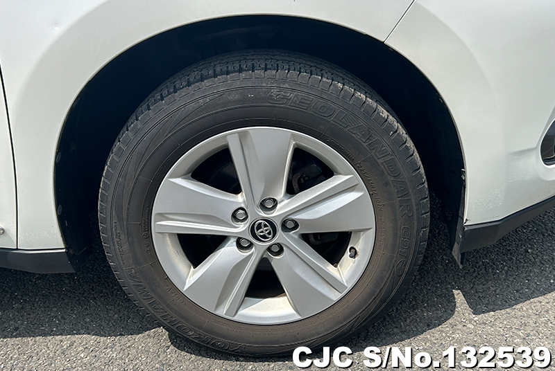 Toyota Harrier in White for Sale Image 14