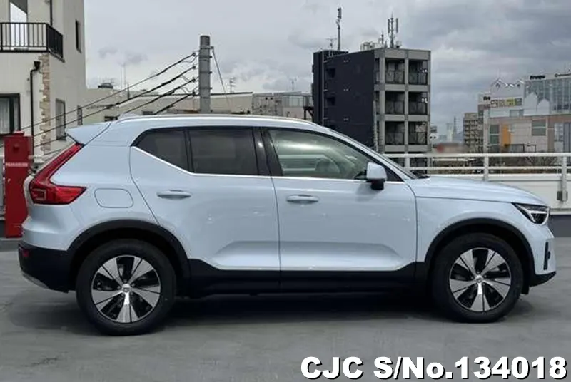 Volvo XC40 in White for Sale Image 2