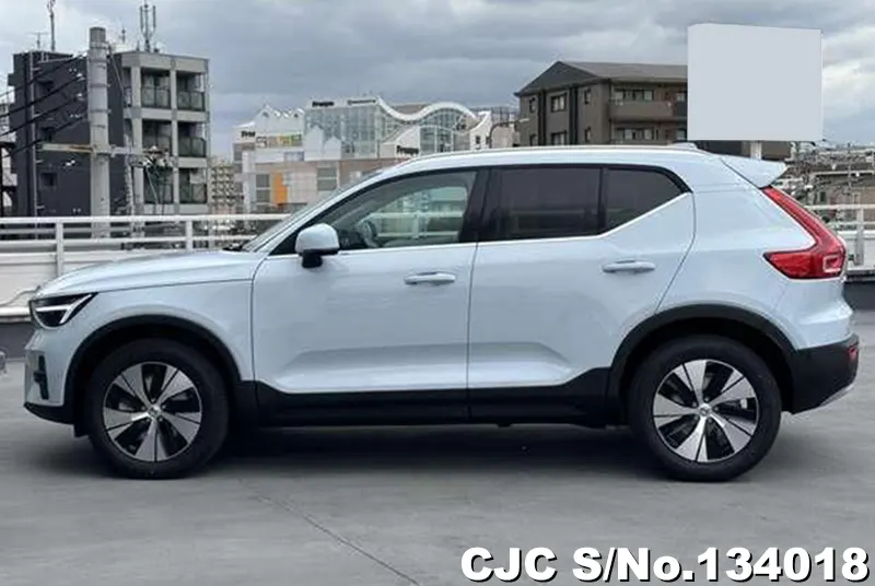 Volvo XC40 in White for Sale Image 3