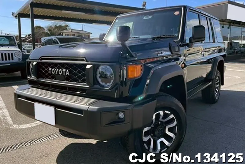 Toyota Land Cruiser in Black for Sale Image 3
