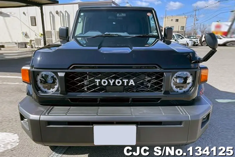 Toyota Land Cruiser in Black for Sale Image 4