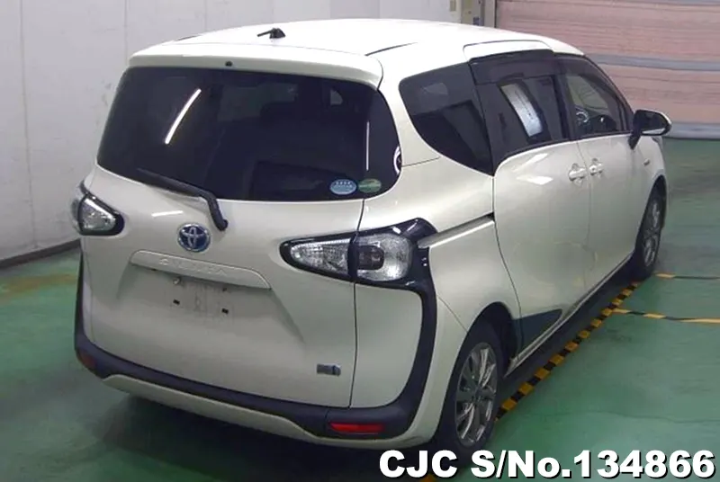 Toyota Sienta in White for Sale Image 2