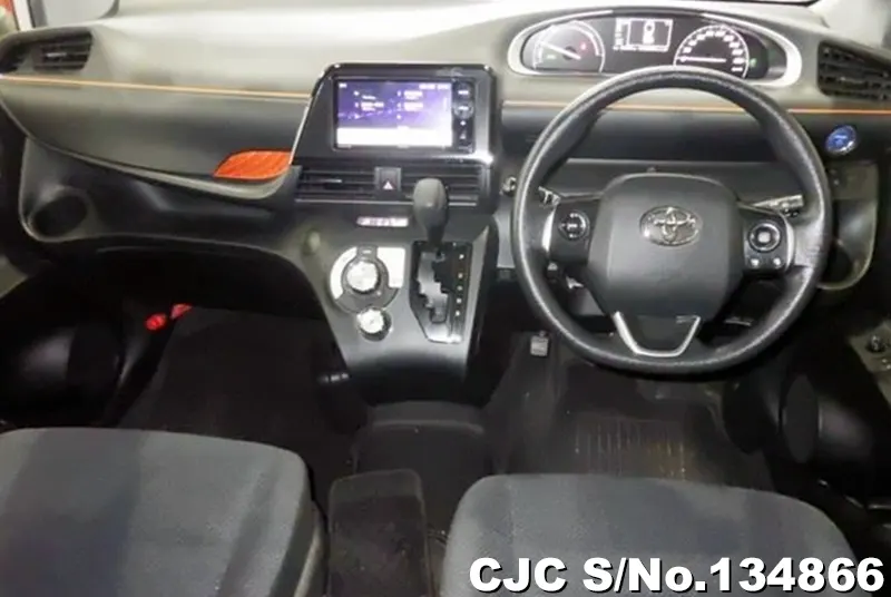 Toyota Sienta in White for Sale Image 5