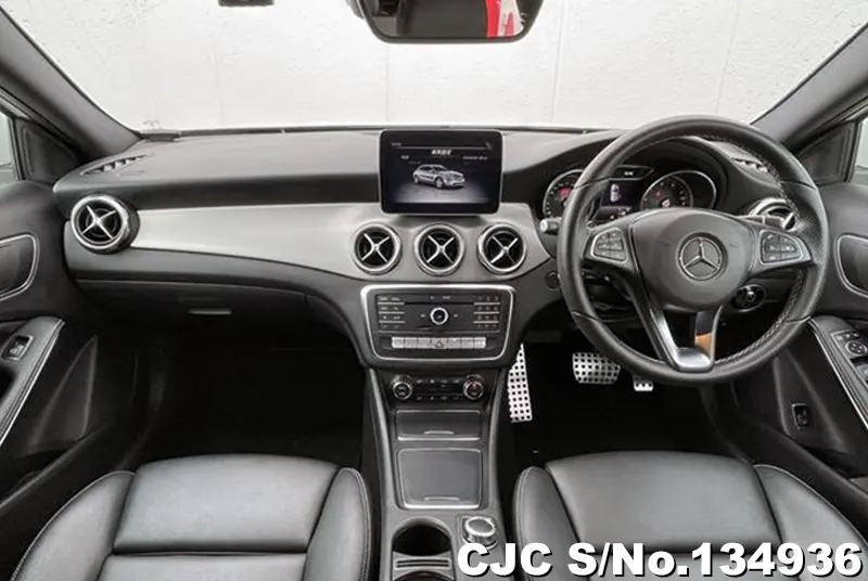 Mercedes Benz GLA Class in White for Sale Image 2