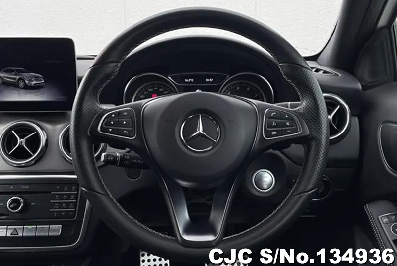 Mercedes Benz GLA Class in White for Sale Image 3