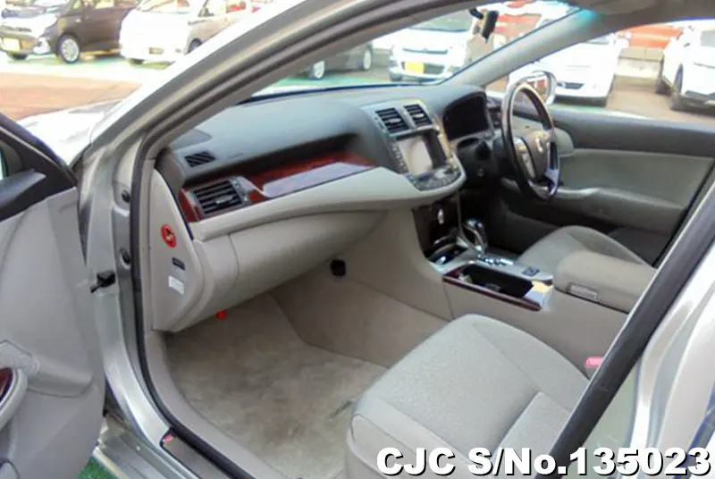 Toyota Crown in Silver for Sale Image 9