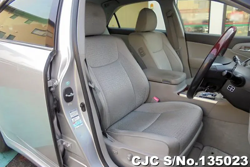 Toyota Crown in Silver for Sale Image 10