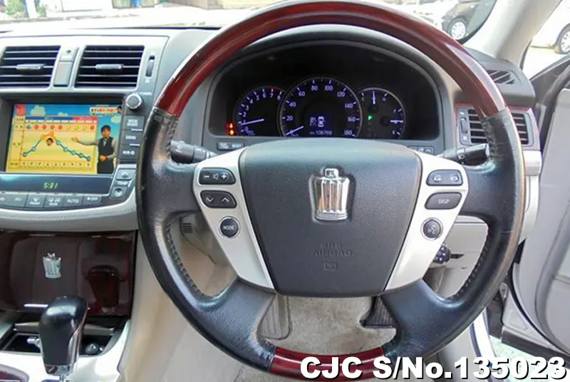 Toyota Crown in Silver for Sale Image 13