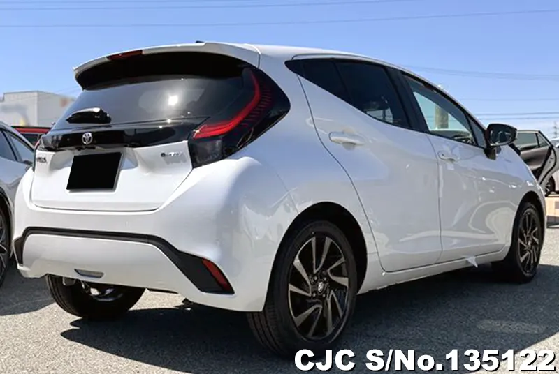 Toyota Aqua in White for Sale Image 2