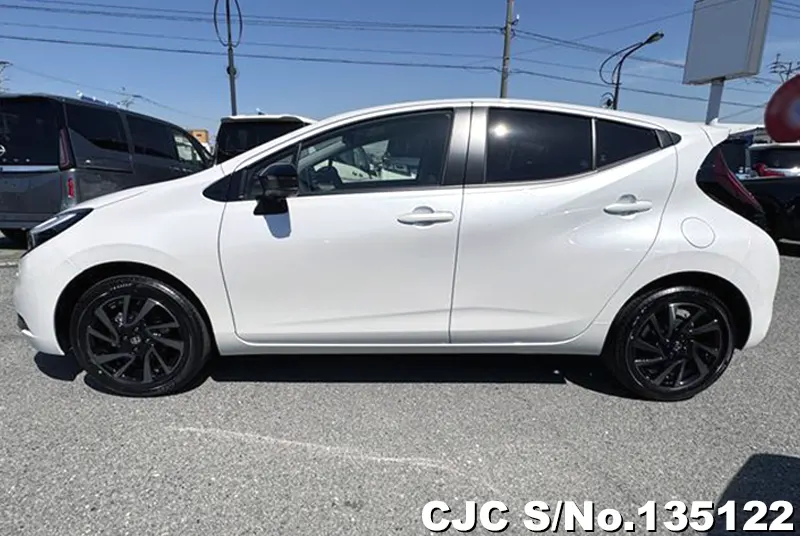 Toyota Aqua in White for Sale Image 6