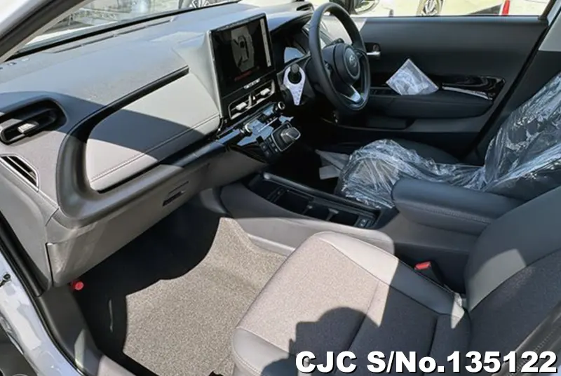 Toyota Aqua in White for Sale Image 11