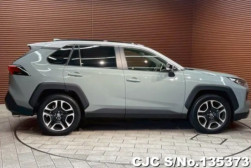 Toyota Rav4 in Green for Sale Image 3