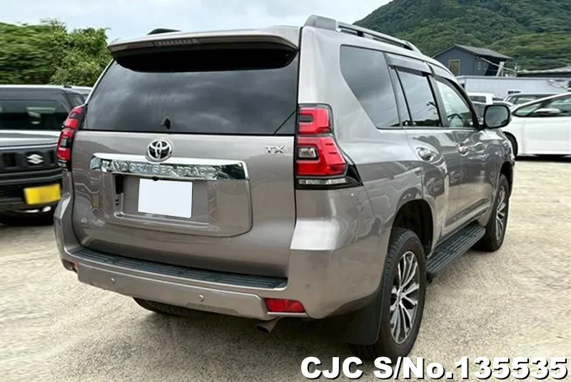 Toyota Land Cruiser Prado in Gray for Sale Image 2