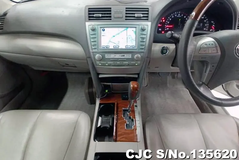 Toyota Camry in White for Sale Image 10
