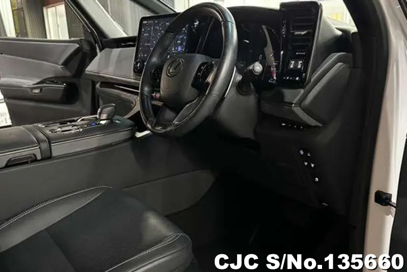 Lexus LM500h in White for Sale Image 6