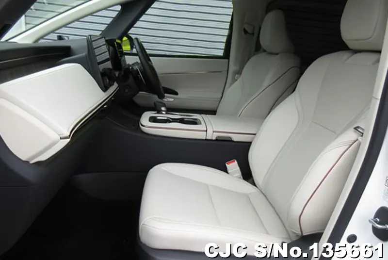 Lexus LM500h in Pearl for Sale Image 12