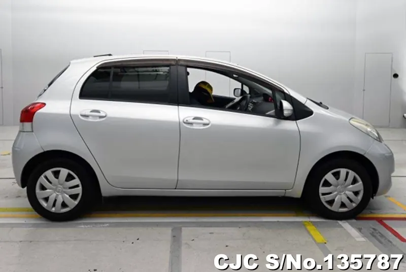 Toyota Vitz in Silver for Sale Image 6