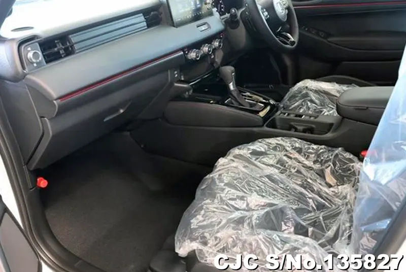 Honda Vezel in White for Sale Image 9