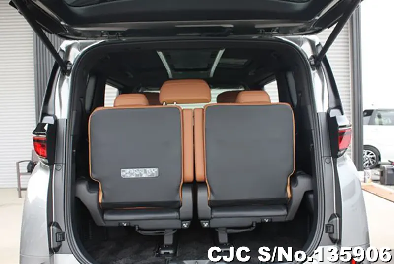 Toyota Vellfire in Gray for Sale Image 2