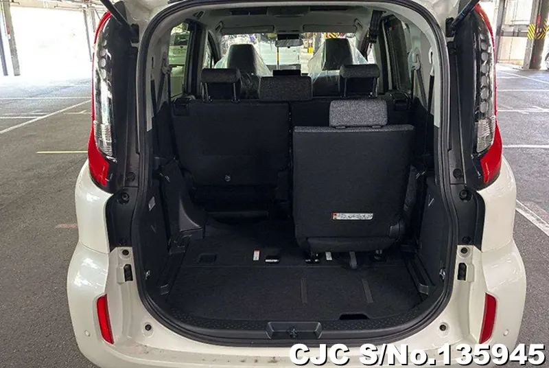 Toyota Sienta in White for Sale Image 4