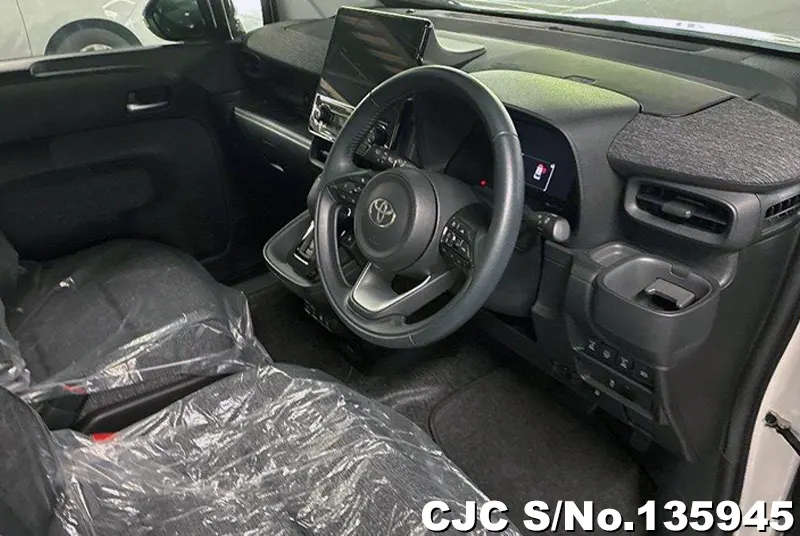 Toyota Sienta in White for Sale Image 6