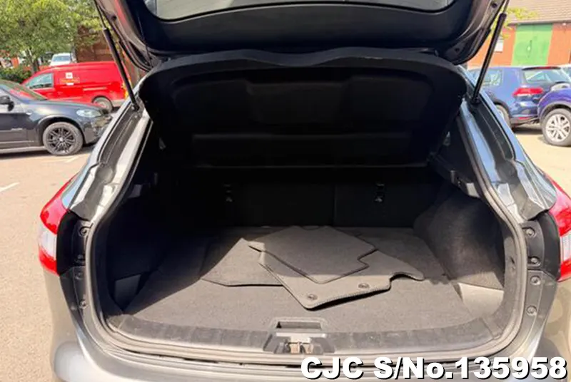Nissan Qashqai in Gray for Sale Image 7
