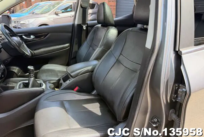 Nissan Qashqai in Gray for Sale Image 10