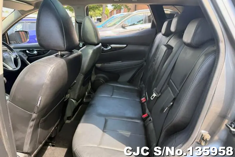 Nissan Qashqai in Gray for Sale Image 12