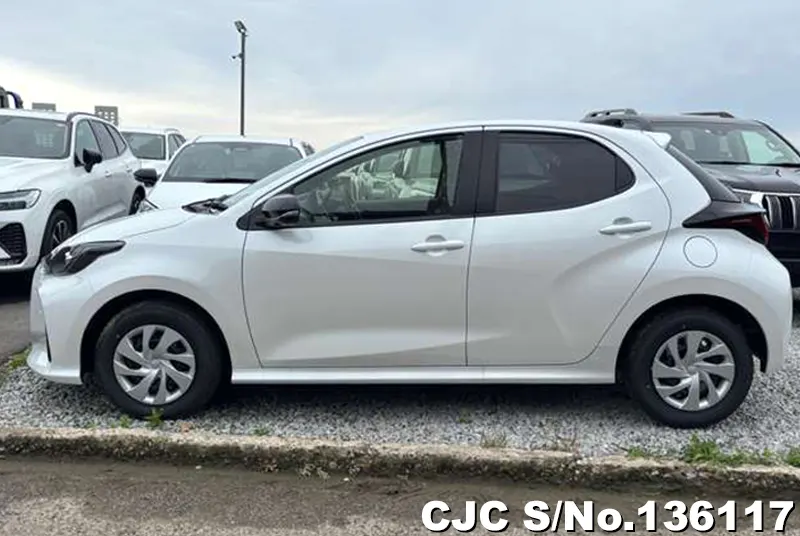 Toyota Yaris in White for Sale Image 6