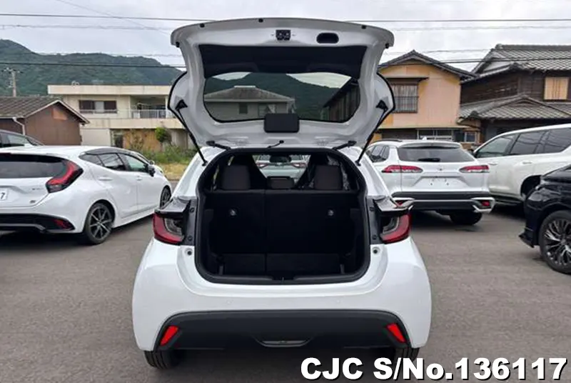 Toyota Yaris in White for Sale Image 7