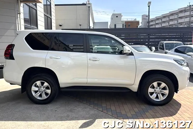 Toyota Land Cruiser Prado in Black for Sale Image 6