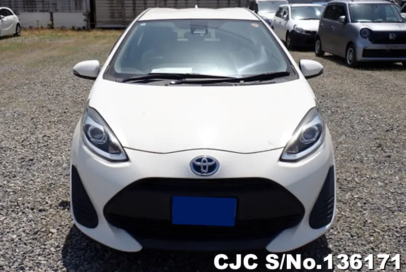 Toyota Aqua in White for Sale Image 4