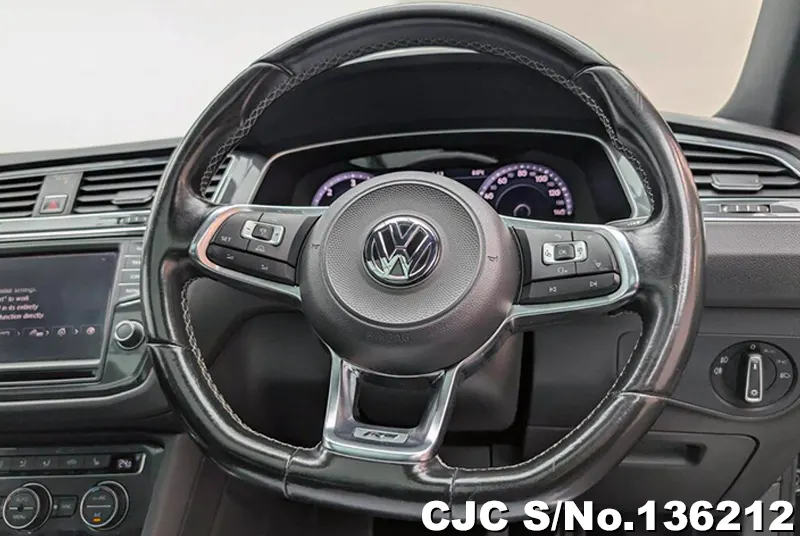 Volkswagen Tiguan in Black for Sale Image 14