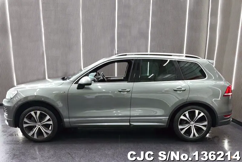 Volkswagen Touareg in Gray for Sale Image 4