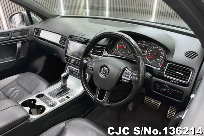 Volkswagen Touareg in Gray for Sale Image 5