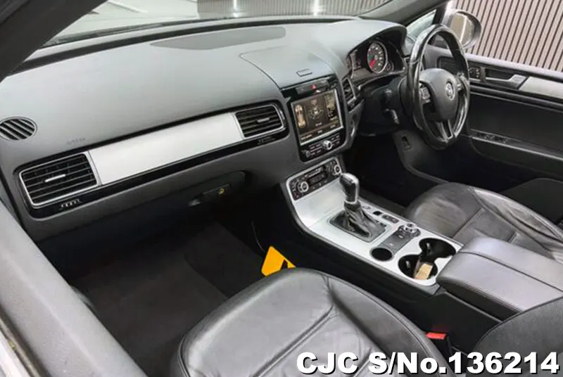 Volkswagen Touareg in Gray for Sale Image 6