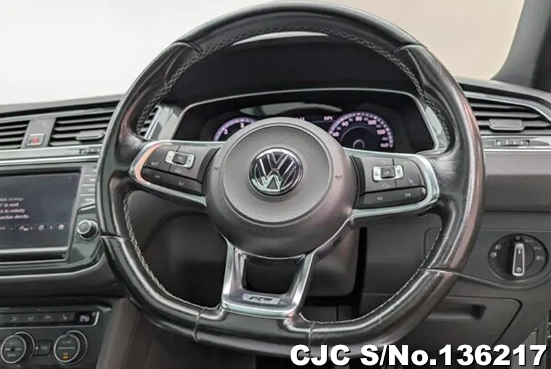 Volkswagen Tiguan in Black for Sale Image 13