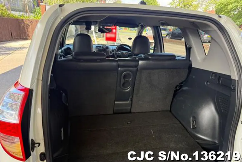 Toyota Rav4 in White for Sale Image 8
